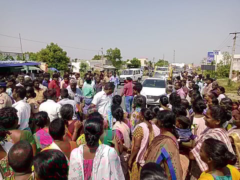 Family of girl whose body was discovered in a well, alleged murder and blocked the Gingee - Tiruvannamalai road in protest on Thursday morning.