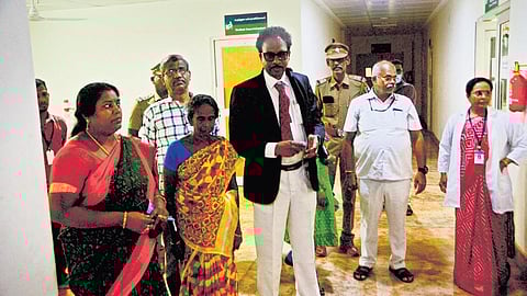 SHRC member V Kannadasan met the Nanguneri caste atrocity victims and their mother at Tirunelveli multispecialty hospital on Friday | V KARTHIKALAGU