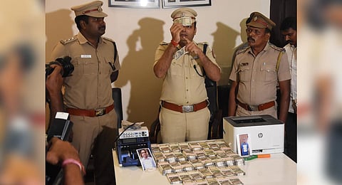 Police personal with the seized counterfeit notes (Photo | EPS)