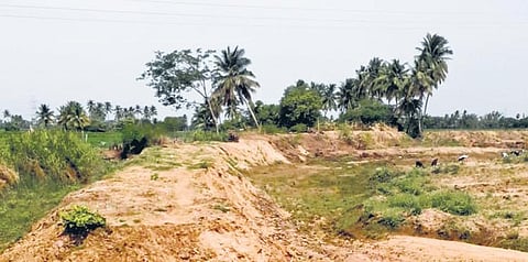 Farmers complain of formation of gaps on the Koozhaiyar drain wall | Express
