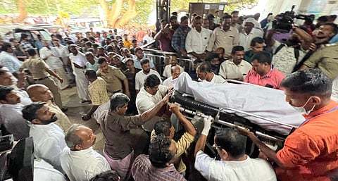 People help shift the bodies of those who died in the accident for postmortem examination at Wayanad Government Medical College Hospital, Mananthavady. (Photo | Express)