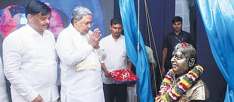 Chief Minister Siddaramaiah and Social Welfare Minister Dr HC Mahadevappa pay homage to late poet Siddalingaiah in Bengaluru on Friday | Express