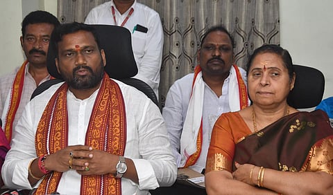 SDMSD trust board chairman Karnati Rambabu and EO Bramaramba during the press conference in Vijayawada on Monday. (Photo | Express)