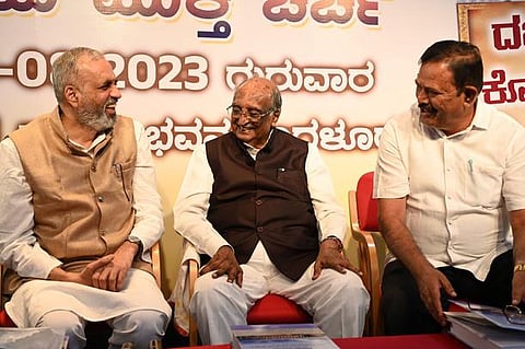 Former speaker Vishweshwar Hegde Kageri, former Council chairman DH Shankaramurthy and former MLA AT Ramaswamy during a discussion on the suspension of legislators in Bengaluru | Nagaraja Gadekal