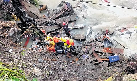 Five teams of SDRF are looking for the missing near Gaurikund on Friday. (Photo | Express)