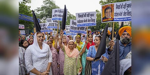 Victims of the 1984 anti-Sikh riots stage a protest against Congress leader Jagdish Tytler outside the Rouse Avenue Court, in New Delhi (Photo | PTI)