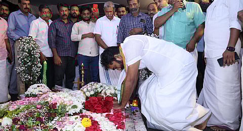 Chandy Oommen praying at the tomb of his father Oommen Chandy at St George Church in Puthuppally after he was named the UDF candidate for the Puthuppally byelection on Tuesday | Express