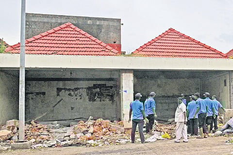 Chennai Metropolitan Development Authority began demolishing shops build on space allocated for loading and unloading in Koyambedu market, on Wednesday | Shiba Prasad Sahu