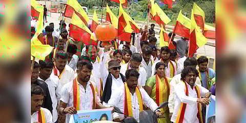 Vatal Paksha leader Vatal Nagaraj and supporters protest against Tamil Nadu government on Cauvery water dispute at Attibele outskirts of Bengaluru on Wednesday. Express