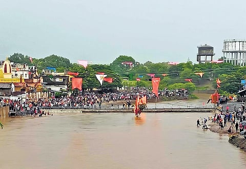 Crowds gathered on either sides of the Jam river for the Gotmar Fair on Friday. (inset) People hurling stones into the air. (Photo | PTI)