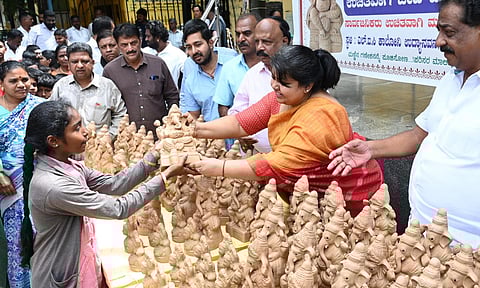 Former MLA Sowmya Reddy and Bandava Members distributed 5000 Eco frindly Gowri Ganesha Idols at Jayanagar in Bengaluru on Sunday. (Photo | Nagaraja Gadekal, EPS)