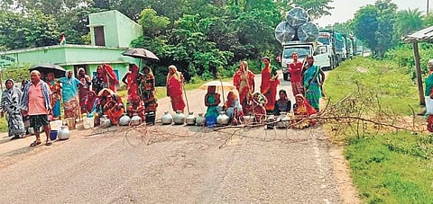 Villagers blocking Sergarh-Jharanaghati state highway-19 at Sergarh | Express