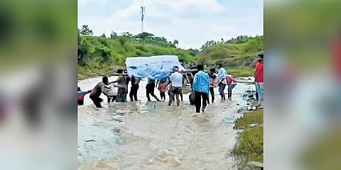 Due to the absence of the passage, the villagers are forced to cross a swollen nullah with the dead bodies, which is difficult, especially during the rainy season.