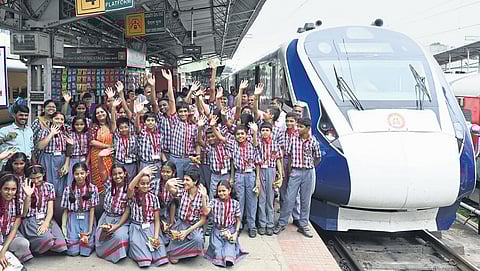 Students flag off first Vande Bharat Express to Kacheguda from Yeshwantpur railway station on Thursday | Nagaraja Gadekal