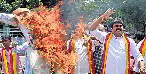 Kannada activists protest against the release of water to TN, in Benglauru on Friday | Shashidhar Byrappa