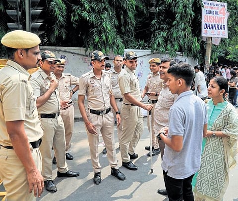 Police personnel stand guard outside a counting center on the counting day of the DUSU elections, in New Delhi, Saturday, Sept. 23, 2023 | PTI