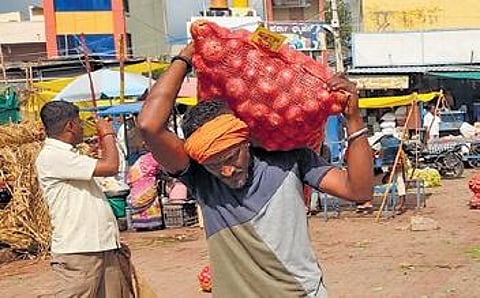 Wrestler Appasi Terdal working as a labourer at the market in Mudhol town of Bagalkot district | Express