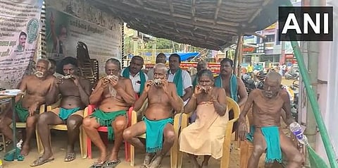 Farmers hold rats in their mouth in protest over Cauvery water release in Trichy (ANI Video grab)