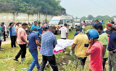 Police recovering the body of the victim from along Hecket Road in RN Pali | Express