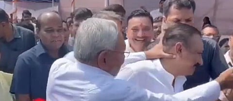 Nitish held the neck of one of his ministerial colleagues while applying ‘tilak’ on his forehead and took him to a journalist.