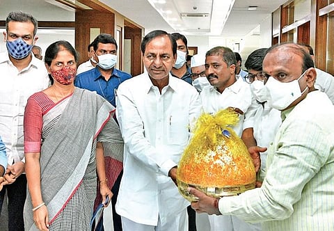 FILE PHOTO | Members of the Balapur Vinayaka Committee gift the famed laddu to Telangana Chief Minister K Chandrasekhar Rao at Pragathi Bhavan. (Express)