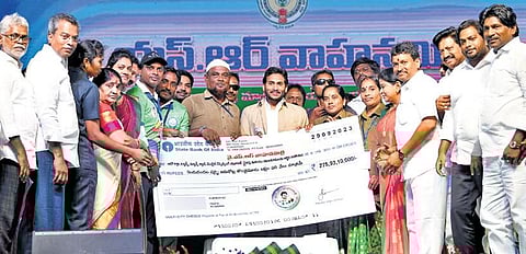 CM Jagan disbursed `275.93 cr under YSR Vahana Mithra to 2.75 lakh auto, taxi and maxi cab drivers, in Vijayawada | Express