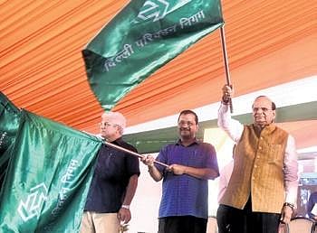 Delhi Chief Minister Arvind Kejriwal along with Lieutenant-Governor VK Saxena flagging off 400 electric buses on Tuesday.