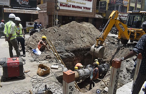 After TNIE's report, the Coimbatore City Municipal Corporation (CCMC) has begun expediting the 24x7 pipeline installation work on the Sukrawarpettai stretch. (Photo | S Senbagapandiyan, EPS)