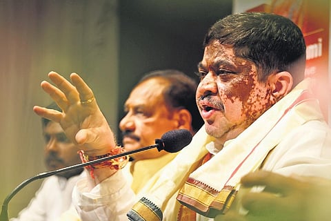 Transport Minister Ponnam Prabhakar on Monday held an emergency review meeting via Zoom with senior officials of the Transport Department.