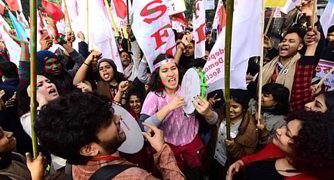 Students protest outside Jantar Mantar. (Photo | SFI Twitter)