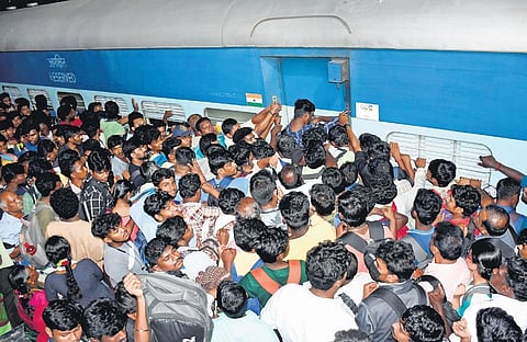 The rush at the new bus station in Salem; (right) passengers jostle for space to board a train at the Egmore railway station on Friday, Jan 12, 2024. (Photo | V Sakthi & D Sampathkumar)