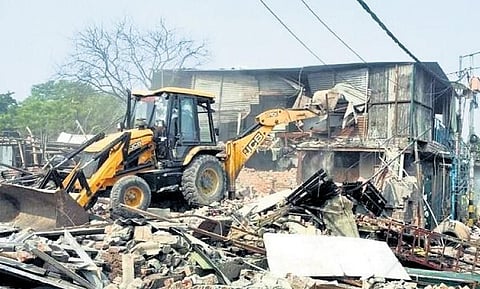 JCB machine demolishes alleged illegal structure near Sunder Nursery | Parveen negi