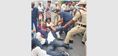 Police disrupt the ‘Chalo Vijayawada’ programme at Lenin Centre. (Photo | Express)