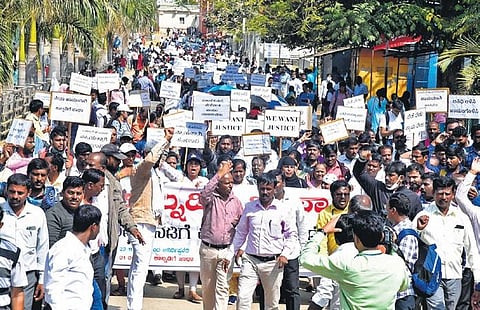 Guest lecturers embark on a padayatra to Bengaluru from the Siddaganga Mutt in Tumakuru on Monday. They are seeking regularisation of their jobs | KPN