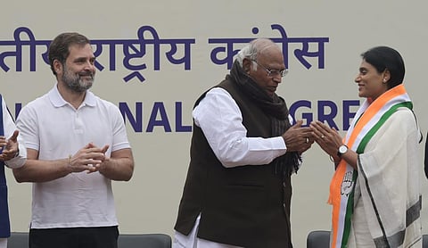 YSRTP chief & Andhra Pradesh CM's sister YS Sharmila joins Congress, in the presence of party president Mallikarjun Kharge and Rahul Gandhi in New Delhi on Thursday | Shekhar Yadav, EPS