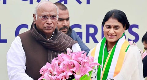 YS Sharmila merges her YSRTP in Congress and join the grand old party in presence of Rahul Gandhi and AICC president Mallikarjun Kharge in New Delhi on Thursday. (Photo | Express)