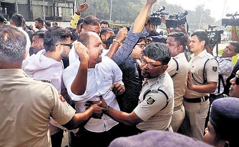 Chhatra Congress activists trying to barge into the residence of Health Minister Niranjan Pujari in Bhubaneswar on Monday