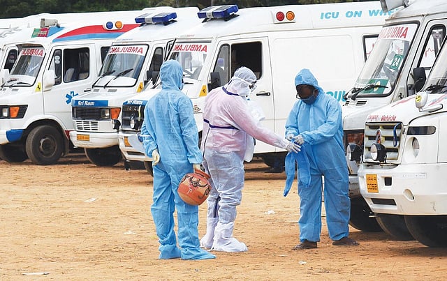 Family member with PPE kits waiting to perform the last rites in Bengaluru