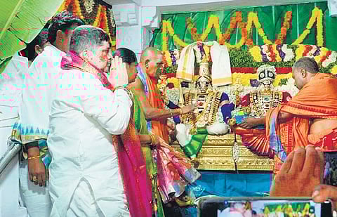 Transport Minister Ponnam Prabhakar offers prayers at a Ram temple on Monday