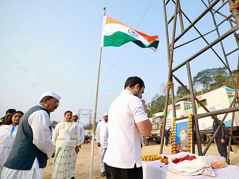 Rahul Gandhi paying tribute to Netaji Subhash Chandra Bose.