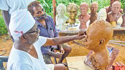 Chandru making a late communist leader Sankaraiah’s bust in Tirunelveli.