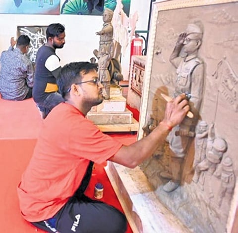 The young artists of Cuttack will create the clay models depicting the life of Netaji and his role in the freedom struggle for two days.