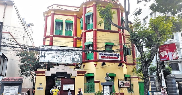 Nearest metro
station: Rabindra Sadan.
Nearest Bus stand: Elgin
Road.