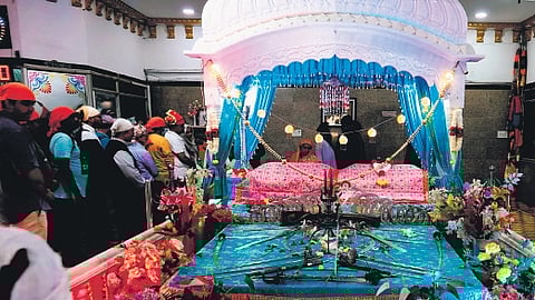 The Sikh force came to Hyderabad on the invitation of the Nizam of Hyderabad in the 1830s, when Maharaja Chandulal, a follower and devotee of Guru Nanak, was the Prime Minister.