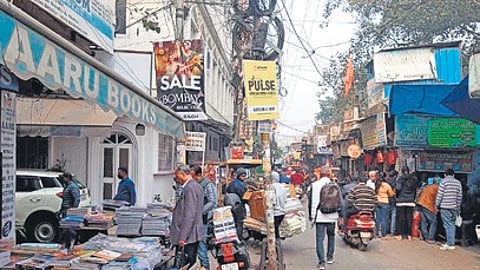 Located in the central district of Delhi, Karol Bagh is a mixed residential and commercial place, home to the famous Gaffar market and a busy Ajmal Khan road.