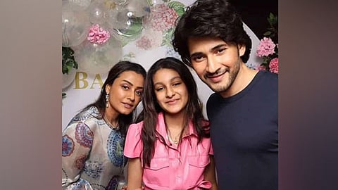 Mahesh Babu with daughter Sitara and wife Namrata Shirodkar