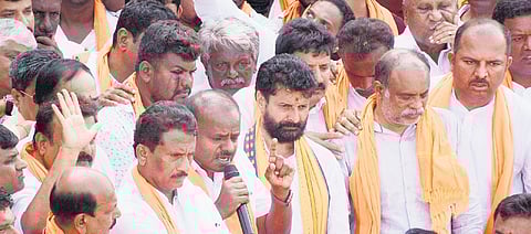 HD Kumaraswamy along with party carders