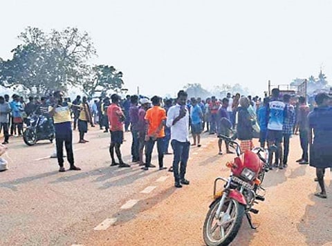 Locals blocking the road near Pipilia market in Keonjhar’s Ghatagaon