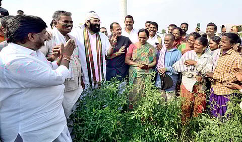 Deputy CM Bhatti Vikramarka, Minister Uttam Kumar Reddy interact with farmers during their tour of Miryalaguda and Huzurnagar constituencies