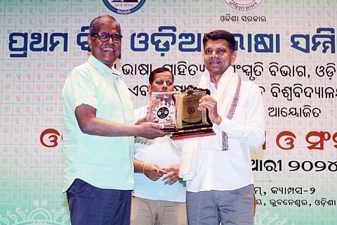 SOA founder president Prof Manojranjan Nayak felicitating 5T chairman VK Pandian